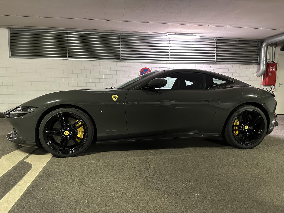 Foto - Ferrari Roma Grigio Scuro Carbon Individuelle Edition