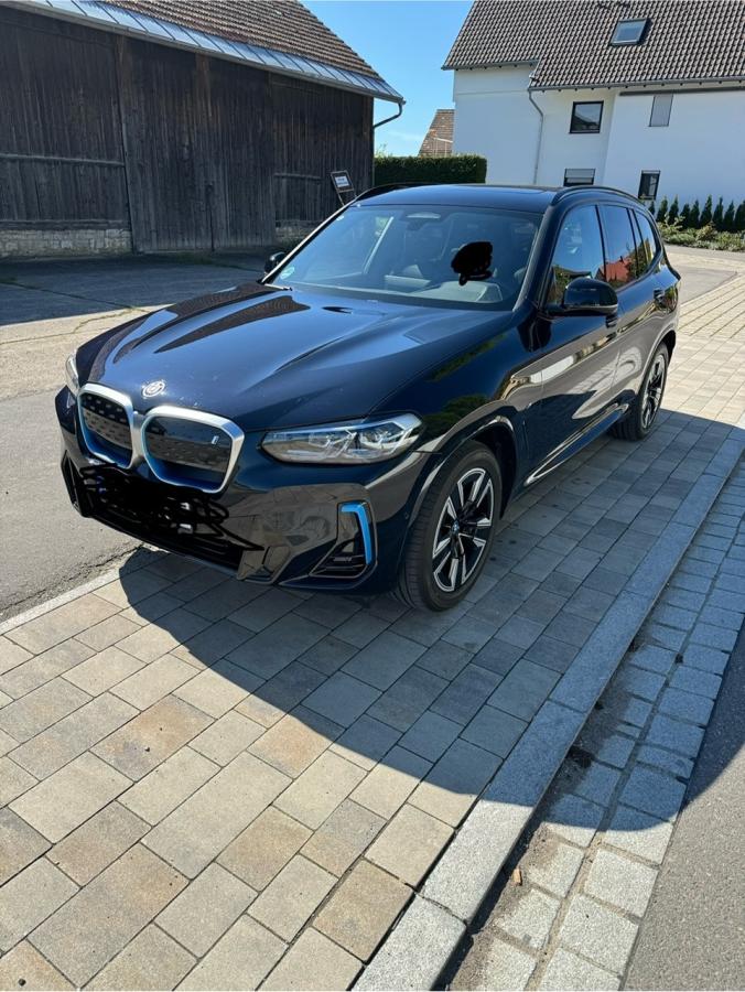 Foto - BMW iX3 SportsActivity M Carbonschwarz metallic