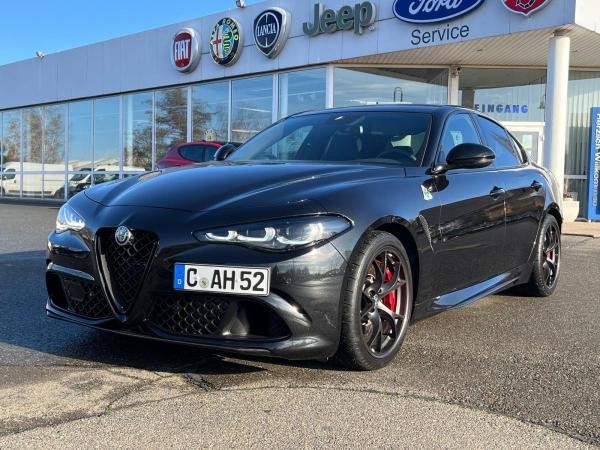 Foto - Alfa Romeo Giulia Quadrifoglio 520PS