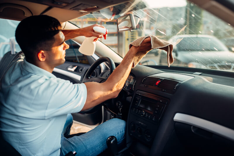 Autoscheiben beschlagen: 8 Tipps gegen Feuchtigkeit im Auto!