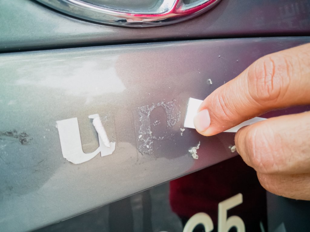 Sticker am Auto: Wie Sie sie am besten entfernen