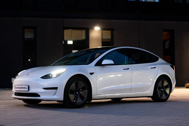 Tesla Model 3 Erfahrungsberichte und Test + Zubehör