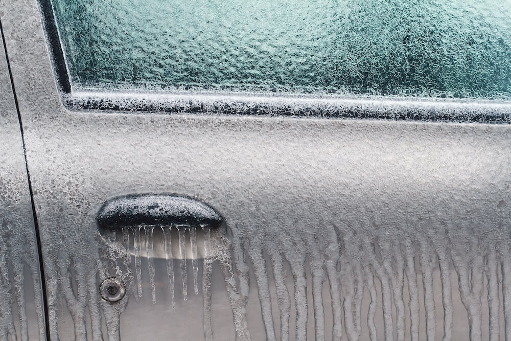 Autotüren zugefroren: Was tun? Inklusive Tipps zum Vorbeugen!