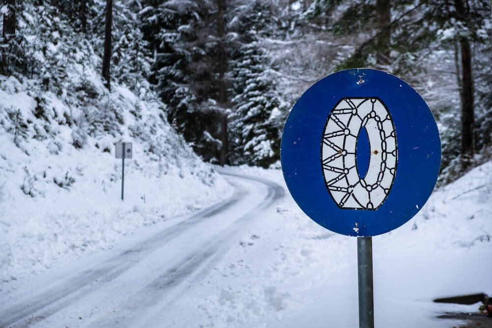 verkehrszeichen schneekettenpflicht